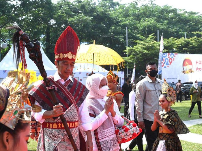 Jokowi saat memegang Tongkat Raja Batak Toba. (Rusman - Biro Pers Sekretariat Presiden)