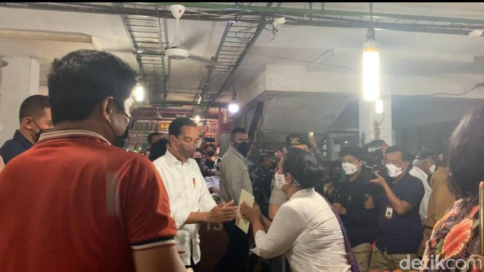 Presiden Jokowi di Pasar Petisah Medan (Kartika/detikSumut)