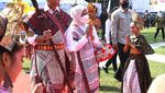 Momen Presiden Jokowi Diberi Tongkat Raja Adat Batak Toba
