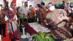 Momen Presiden Jokowi Diberi Tongkat Raja Adat Batak Toba