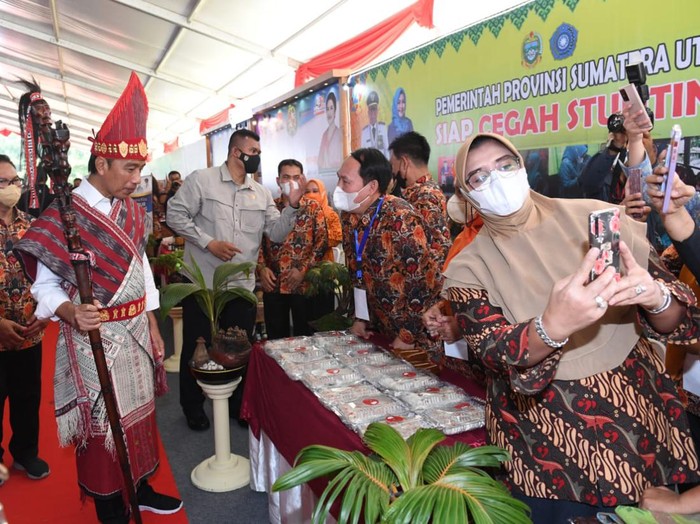 Presiden Jokowi diberi Tongkat Raja Batak Toba