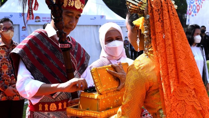 Presiden Jokowi diberi Tongkat Raja Batak Toba