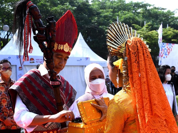 Presiden Jokowi diberi Tongkat Raja Batak Toba