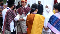 Tongkat Raja Batak Toba itu bernama Tunggal Panaluan. Tongkat itu diberikan oleh tokoh masyarakat Sumut, RE Nainggolan kepada Jokowi.