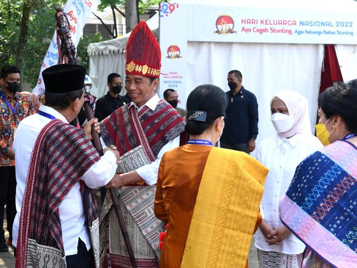 Presiden Jokowi membawa Tongkat Raja Batak Toba Presiden Jokowi membawa Tongkat Raja Batak Toba