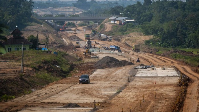 Pekerja menggunakan alat berat beraktivitas di proyek pembangunan jalan tol Rangkasbitung-Cileles di Cikulur, Lebak, Banten, Kamis (7/7/2022). Jalan tol Serang-Panimbang sepanjang 83,67 kilometer yang menjadi akses tercepat menuju Kawasan Ekonomi Khusus (KEK) Tanjung Lesung tersebut ditargetkan akan beroperasi pada tahun 2024 mendatang dan diharapkan dapat meningkatkan perekonomian masyarakat. ANTARA FOTO/Muhammad Bagus Khoirunas/hp.