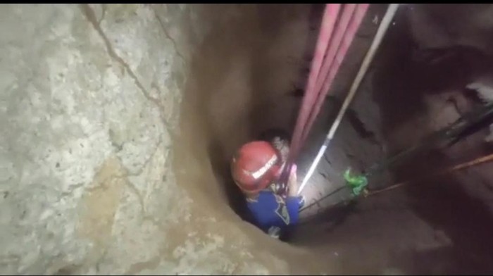 Proses evakuasi anak tercebur ke sumur di Cibinong, Kabupaten Bogor.