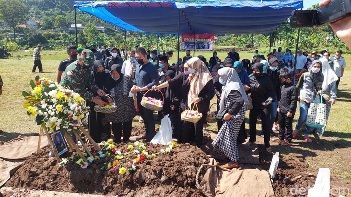 Proses pemakaman Kepala rumah sakit (Karumkit) L.B Moerdani, Merauke, Mayor Ckm dr Beni Arjihans