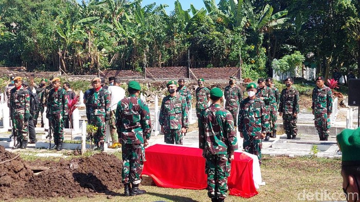 Proses pemakaman  Kepala rumah sakit (Karumkit) L.B Moerdani, Merauke, Mayor Ckm dr Beni Arjihans