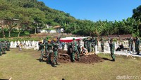 Kemudian pada pukul 10.15 WIB jenazah Beni diturunkan ke liang lahad oleh sejumlah prajurit serta pihak keluarga. Pemimpin upacara lalu memberikan komando penghormatan terhadap mendiang Beni diiringi dengan suara letusan senjata prajurit atau tembakan salvo.