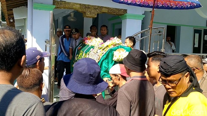 Prosesi pemakaman korban tewas tersambar petir di Desa Cibelok, Pemalang, Kamis (7/7/2022).