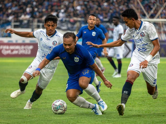 Pesepak bola PSIS Semarang Wawan Febrianto (tengah) berupaya melewati hadangan pesepak bola Arema FC Irsyad Maulana (kiri) dan Achmad Figo (kanan) saat pertandingan semifinal leg 1 Piala Presiden 2022 di Stadion Jatidiri Semarang, Jawa Tengah, Kamis (7/7/2022). ANTARA FOTO/Aji Styawan/hp.