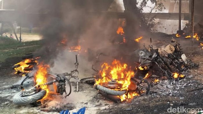Puluhan sepeda motor dibakar warga.