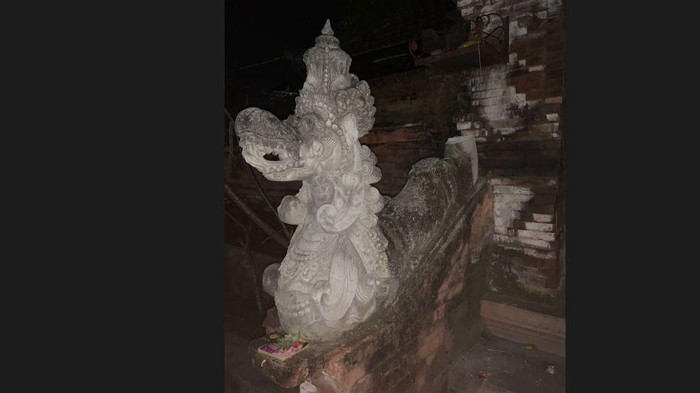 Patung naga di Pura Tibukleneng, Banjar Tandeg, Desa Tibubeneng, Kecamatan Kuta Utara, Babupaten Badung, Bali dirusak viral di media sosial