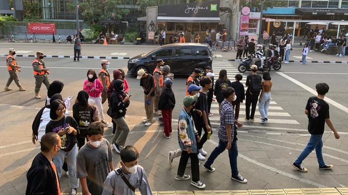 Ramainya area Taman Dukuh Atas oleh ABG yang nongkrong, Kamis (7/7/2022).