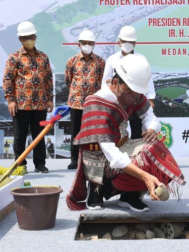 Presiden Jokowi saat peletakan batu pertama revitalisasi Lapangan Merdeka Medan. (Rusman - Biro Pers Sekretariat Presiden)