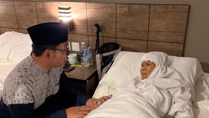 Ridwan Kamil menjenguk jemaah haji asal Jabar yang terbaring sakit.