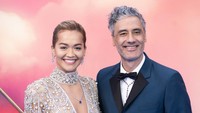 Rita Ora menemani Taika Waititi kala menghadiri acara film terbarunya, Thor: Love and Thunder di London, Inggris. Jeff Spicer/Getty Images/Jeff Spicer