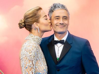 Mmuah! Rita Ora Kecup Taika Waititi di Premiere Thor: Love and Thunder