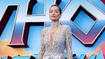 Mmuah! Rita Ora Kecup Taika Waititi di Premiere Thor: Love and Thunder