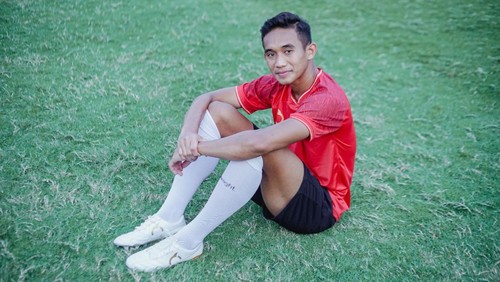 Bek Timnas Indonesia dan Persebaya Surabaya Rizky Ridho memakai sepatu Ortuseight terbaru, Catalyst Meister