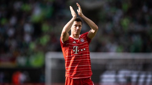 WOLFSBURG, GERMANY - MAY 14: Robert Lewandowski of Munich shows appreciation to the fans after the Bundesliga match between VfL Wolfsburg and FC Bayern München at Volkswagen Arena on May 14, 2022 in Wolfsburg, Germany. (Photo by Marvin Ibo Guengoer - GES Sportfoto/Getty Images)