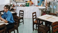 Kedai kopi yang populer di Jakarta satu ini juga sudah melegenda. Adalah Kopi Es Tak Kie yang didirikan oleh Liong Kwie Tjong sejak 1927. Menu es kopi susunya terasa nikmat dengan sensasi pahit kopi yang kuat. Foto: Instagram @hendrycandra