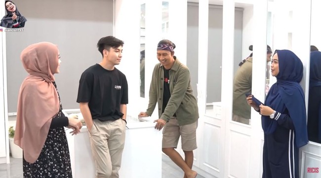 Hampir semua panel lemari dipakai cermin sehingga memberi kesan lapang. (Foto: YouTube/Ricis Official)