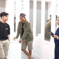 Hampir semua panel lemari dipakai cermin sehingga memberi kesan lapang. (Foto: YouTube/Ricis Official)