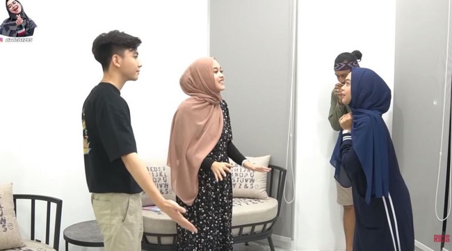 Cat bewarna putih juga mendominasi bagian dalam rumah. Sentuhan abu-abu membuat rumah tak terkesan monoton. (Foto: YouTube/Ricis Official)