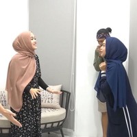 Cat bewarna putih juga mendominasi bagian dalam rumah. Sentuhan abu-abu membuat rumah tak terkesan monoton. (Foto: YouTube/Ricis Official)