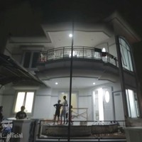 Rumah Putri Delina mendapat wajah baru saat akan ditempati. Warna coklat yang tadinya mendominasi eksterior, kini berganti dengan warna putih. (Foto: Instagram/SULE PRODUCTIONS)