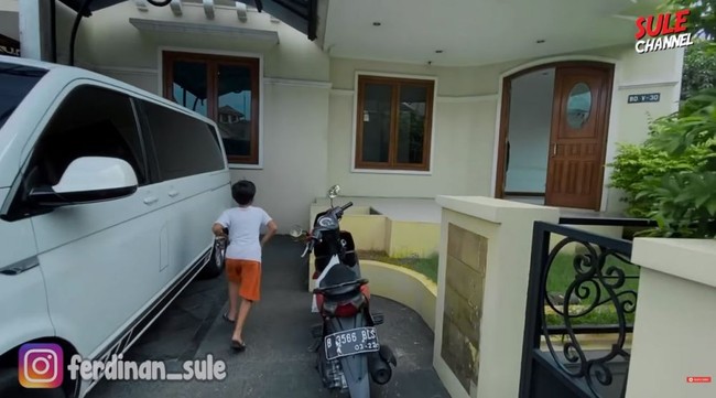 Rumah Putri Delina memiliki garasi yang cukup luas. Tampak pintu kayu besar menyambut di bagian depan rumah.  (Foto: Instagram/SULE PRODUCTIONS)