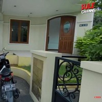 Rumah Putri Delina memiliki garasi yang cukup luas. Tampak pintu kayu besar menyambut di bagian depan rumah.  (Foto: Instagram/SULE PRODUCTIONS)