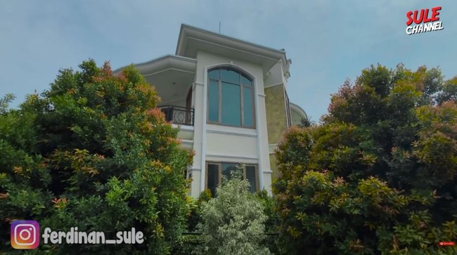 Inilah rumah pemberian Sule untuk anaknya, Putri Delina. Tampak depan, rumah tersebut hadir dalam arsitektur modern dengan sentuhan klasik. (Foto: Instagram/SULE PRODUCTIONS)