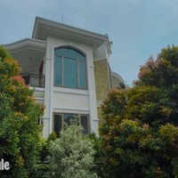 Inilah rumah pemberian Sule untuk anaknya, Putri Delina. Tampak depan, rumah tersebut hadir dalam arsitektur modern dengan sentuhan klasik. (Foto: Instagram/SULE PRODUCTIONS)