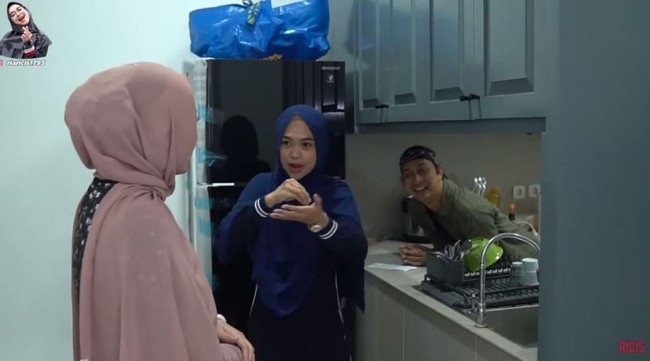 Seperti kabarkan sebelumnya, Nathalie Holscher menggugat cerai Sule. Kabarnya, pertengkaran Nathalie dengan Putri Delina menjadi pemicu perceraian tersebut. (Foto: YouTube/Ricis Official)