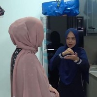 Seperti kabarkan sebelumnya, Nathalie Holscher menggugat cerai Sule. Kabarnya, pertengkaran Nathalie dengan Putri Delina menjadi pemicu perceraian tersebut. (Foto: YouTube/Ricis Official)