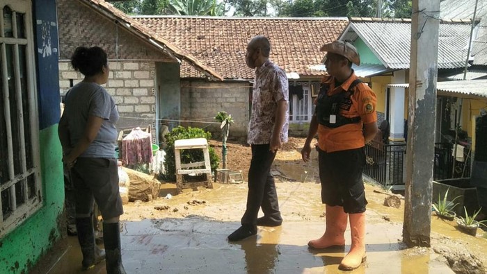 Rumah warga rusak akibat longsor di Bogor, Rabu (6/7/2022).