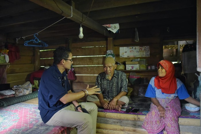 Sandiaga Bantu Kakek