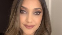 Dalam video klip Near Or Far, Sarah Azhari dikisahkan menjalin asmara dengan seorang astroman. Tak cuma aktif di YouTube, Sarah juga memperlihatkan setiap kegiatannya di Instagram. Foto: dok instagram