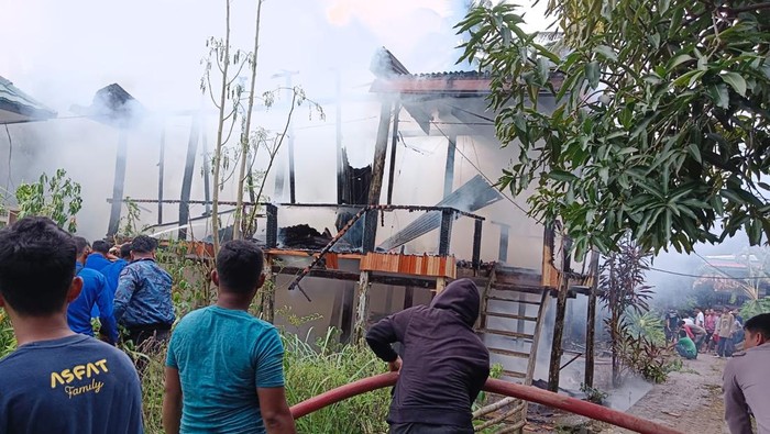 Sebuah rumah hangus terbakar di Bone.
