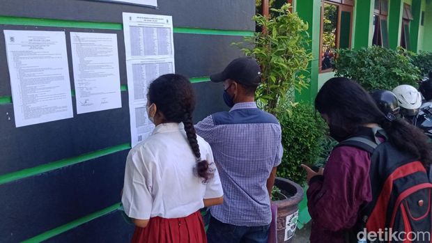 Sejumlah calon siswa mengecek data nama saat daftar ulang SMPN 1 Klaten.