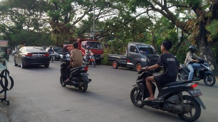 Sejumlah kendaraan mobil parkir di badan Jalan Abdesir Makassar.
