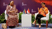 Menteri Luar Negeri Afrika Selatan Naledi Pandor dan Menteri Luar Negeri Indonesia Retno Marsudi bereaksi selama pertemuan bilateral pada Pertemuan Menteri Luar Negeri G20 di Nusa Dua, Bali. (Willy Kurniawan/Pool/Reuters)