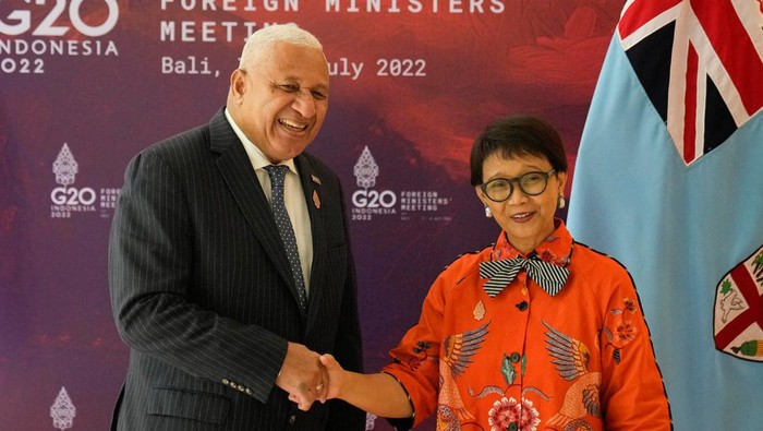 Senyum Khas Retno Marsudi Sambut Para Menlu Jelang Pertemuan G20 Fiji Foreign Minister Josaia Voreqe Bainimarama meets his Indonesian counterpart Retno Marsudi during their bilateral meeting ahead of the G20 Foreign Ministers' Meeting in Nusa Dua, Bali, Indonesia, Thursday, July 7, 2022. Dita Alangkara/Pool via REUTERS