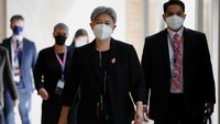 Menlu Australia Penny Wong tiba untuk pertemuan bilateral dengan Menlu RI Retno Marsudi pada Pertemuan Menlu G20 di Nusa Dua, Bali. (Willy Kurniawan/Pool/Reuters)