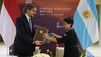 Menlu Argentina Santiago Cafiero dan Menlu RI Retno Marsudi bertukar dokumen dalam pertemuan bilateral, jelang pertemuan Menlu G20 di Nusa Dua, Bali. (Aditya Karno/Kementerian Luar Negeri/Reuters)