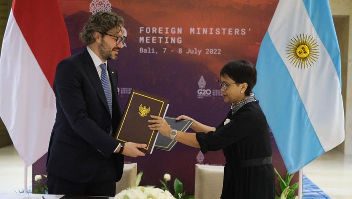 Senyum Khas Retno Marsudi Sambut Para Menlu Jelang Pertemuan G20 Argentina's Foreign Minister Santiago Cafiero and Indonesia's Foreign Minister Retno Marsudi exchange documents during a bilateral meeting, ahead of the G20 Foreign Ministers' meeting in Nusa Dua, Bali, Indonesia, July 6, 2022. Courtesy of Aditya Karno/Indonesia's Ministry of Foreign Affairs/Handout via REUTERS THIS IMAGE HAS BEEN SUPPLIED BY A THIRD PARTY. MANDATORY CREDIT. NO RESALES. NO ARCHIVES.
