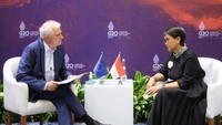 Menteri Luar Negeri Indonesia Retno Marsudi berbicara dengan Kepala Kebijakan Luar Negeri Uni Eropa Josep Borrell selama pertemuan bilateral, menjelang pertemuan Menlu G20 di Nusa Dua, Bali. (Aditya Karno/Kementerian Luar Negeri/Reuters)